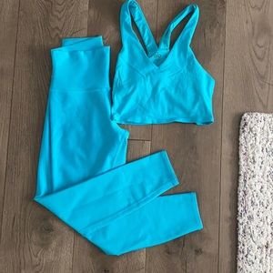 Alo Yoga Airlift 7/8 + Bra - Bright Aqua